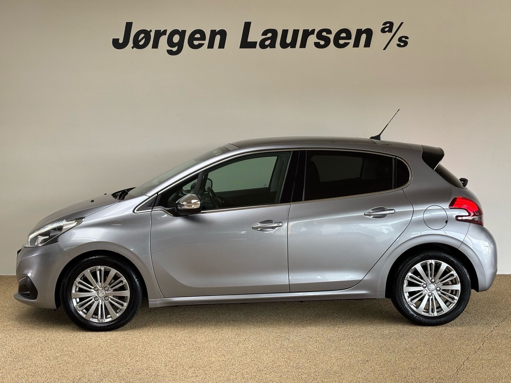 Grå Peugeot 208 fra 2019