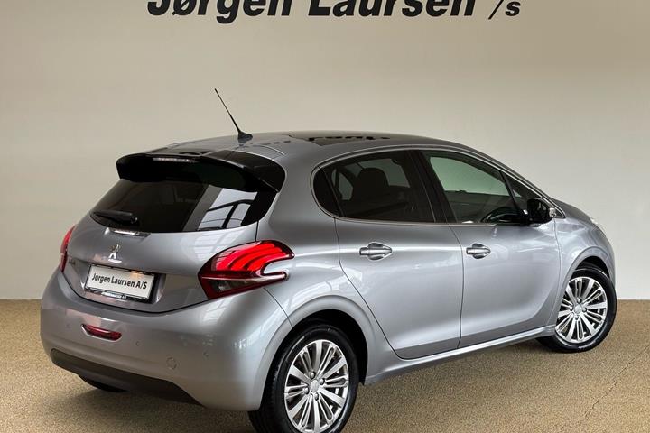 Grå Peugeot 208 fra 2019