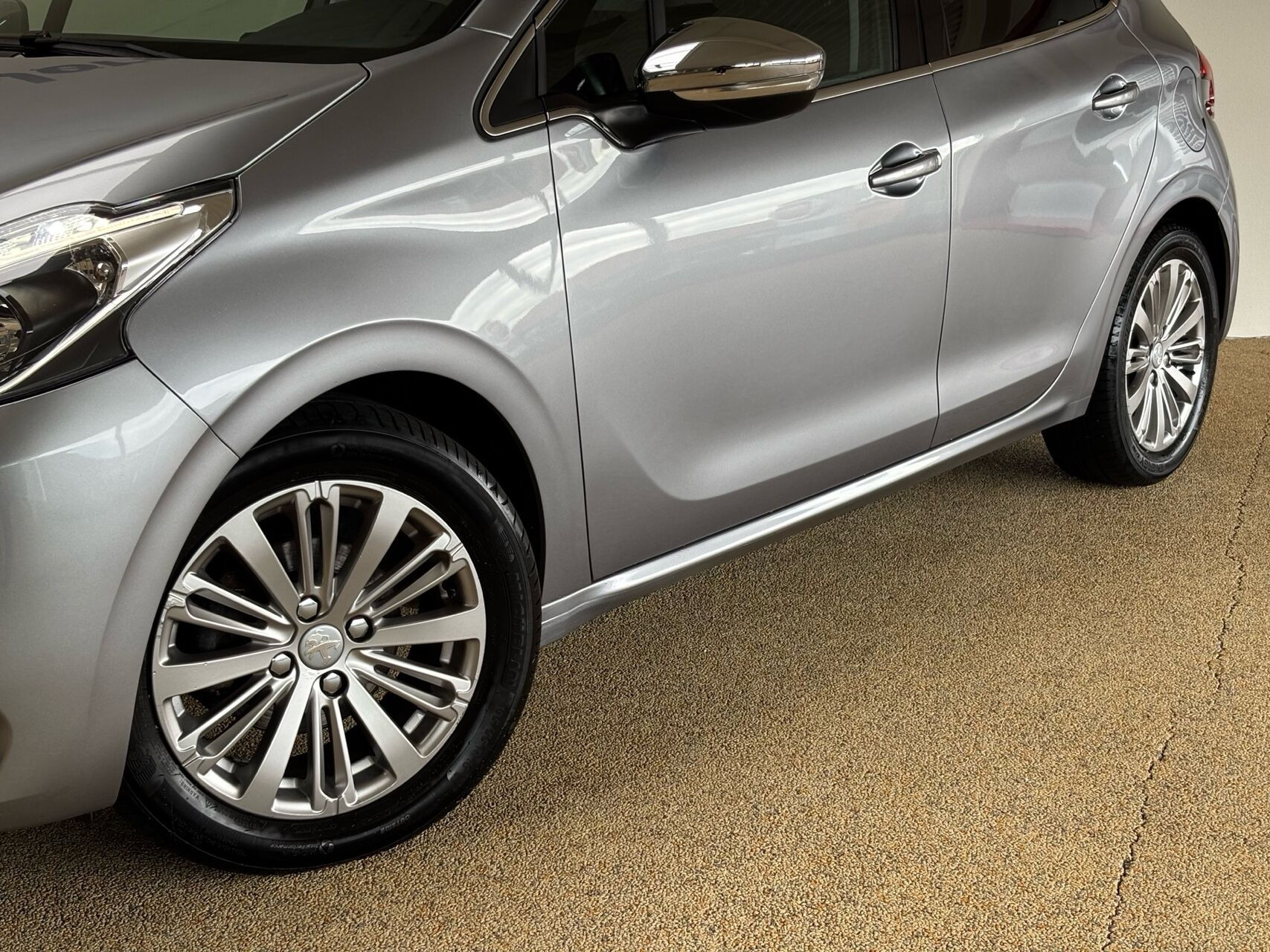 Grå Peugeot 208 fra 2019