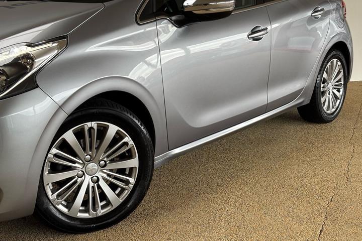 Grå Peugeot 208 fra 2019