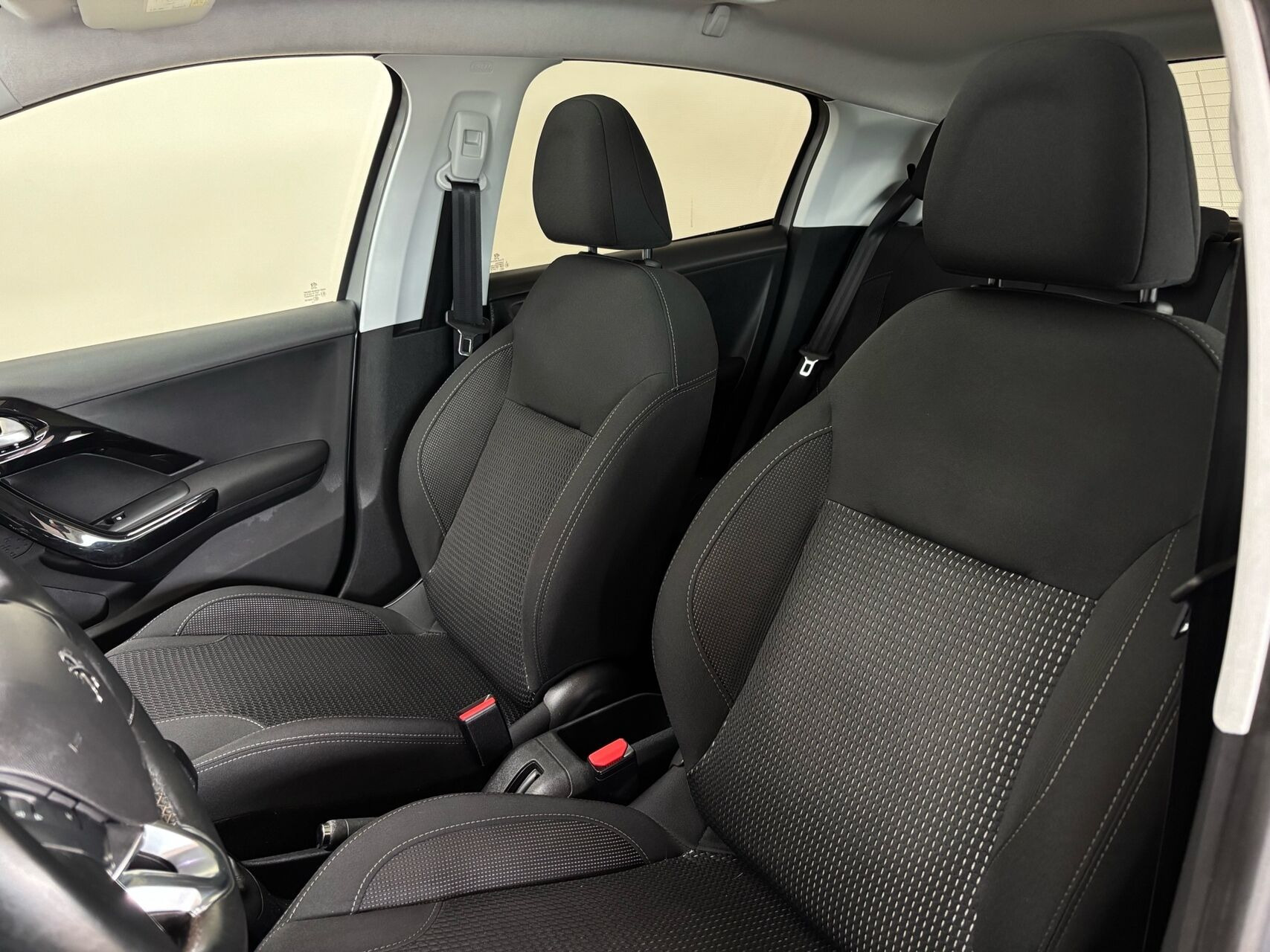 Grå Peugeot 208 fra 2019