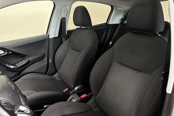 Grå Peugeot 208 fra 2019