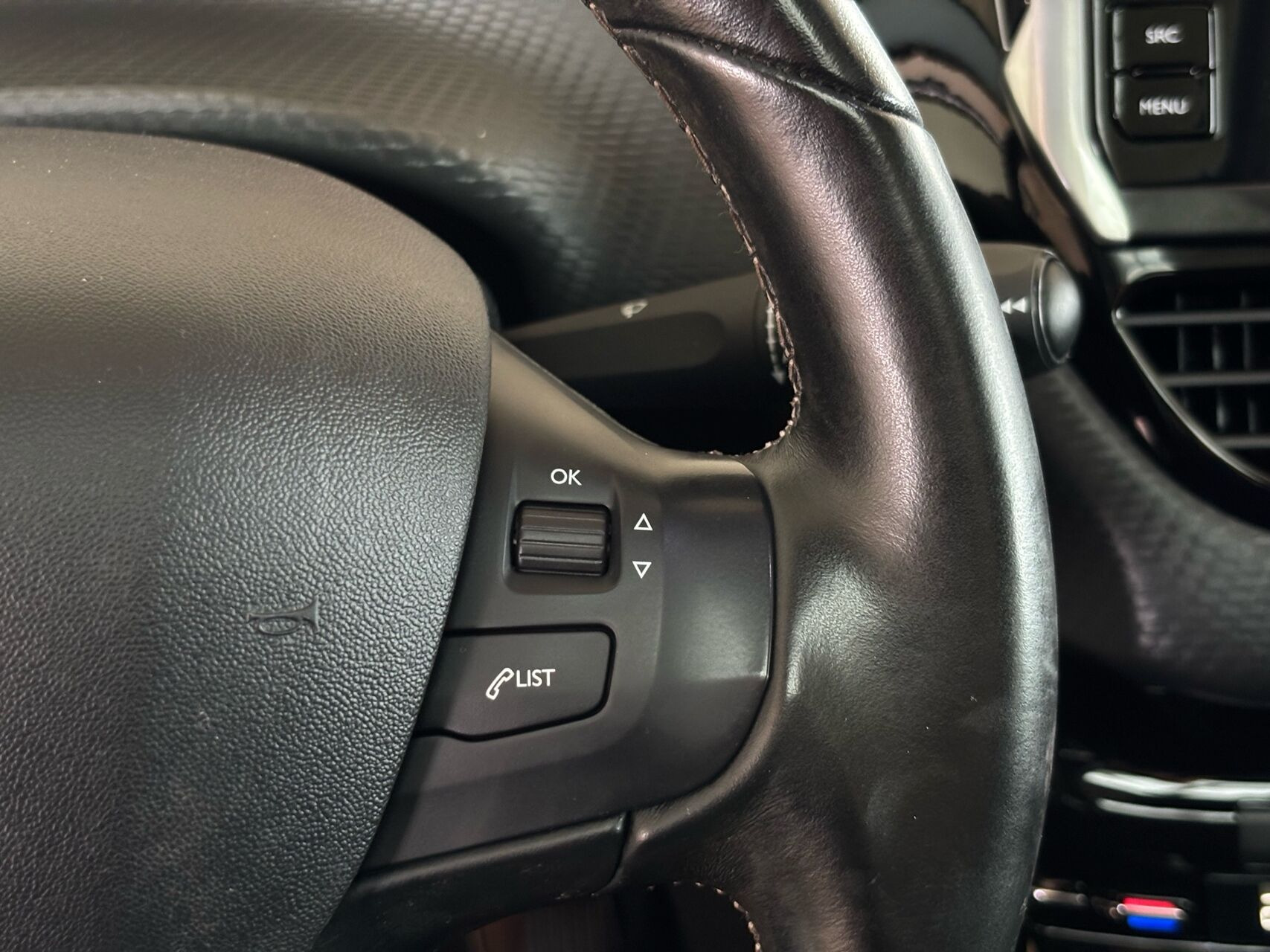 Grå Peugeot 208 fra 2019