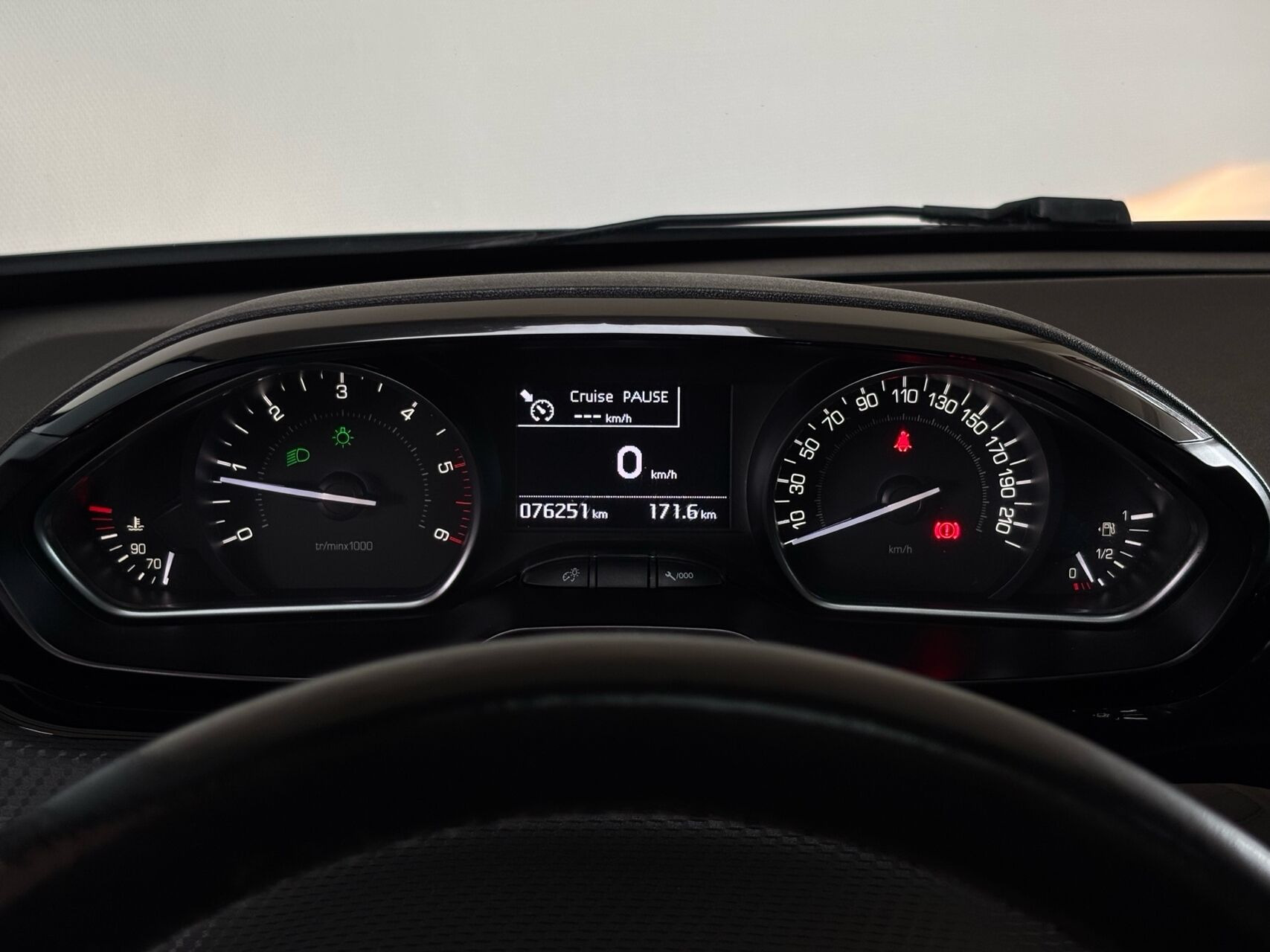 Grå Peugeot 208 fra 2019