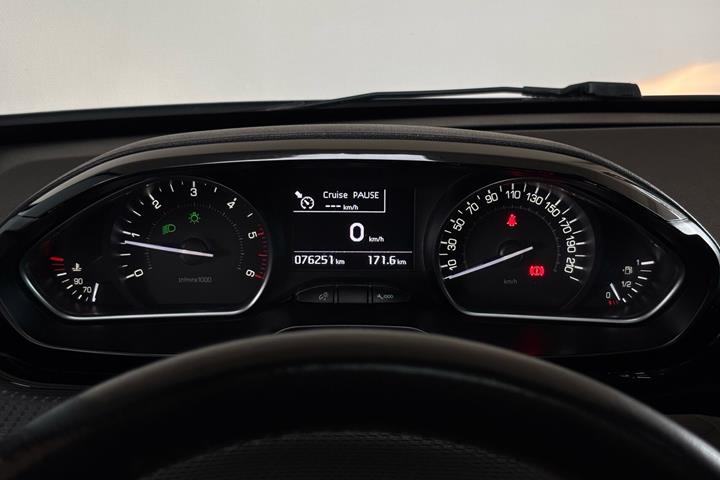 Grå Peugeot 208 fra 2019