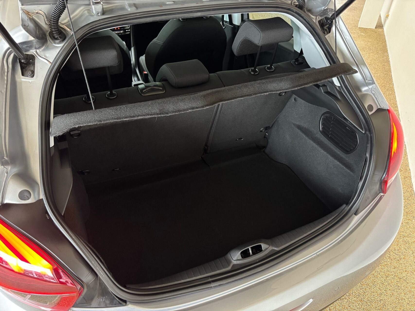 Grå Peugeot 208 fra 2019