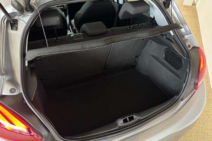 Grå Peugeot 208 fra 2019