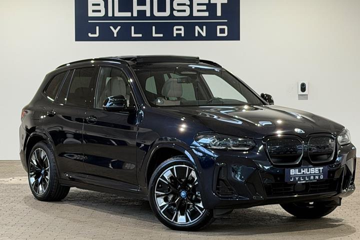 Blå BMW iX3 fra 2023 set udefra