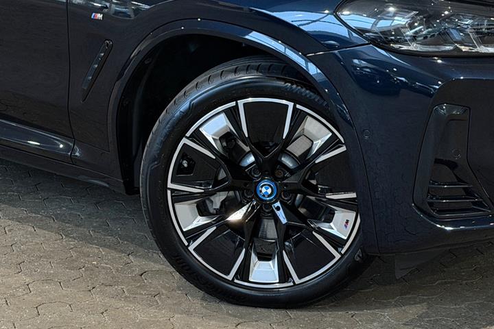 Blå BMW iX3 fra 2023