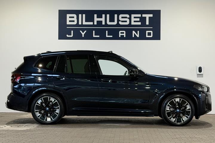 Blå BMW iX3 fra 2023
