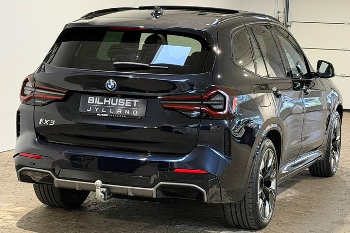 Blå BMW iX3 fra 2023