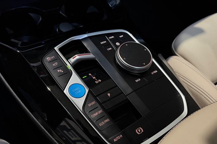 Blå BMW iX3 fra 2023