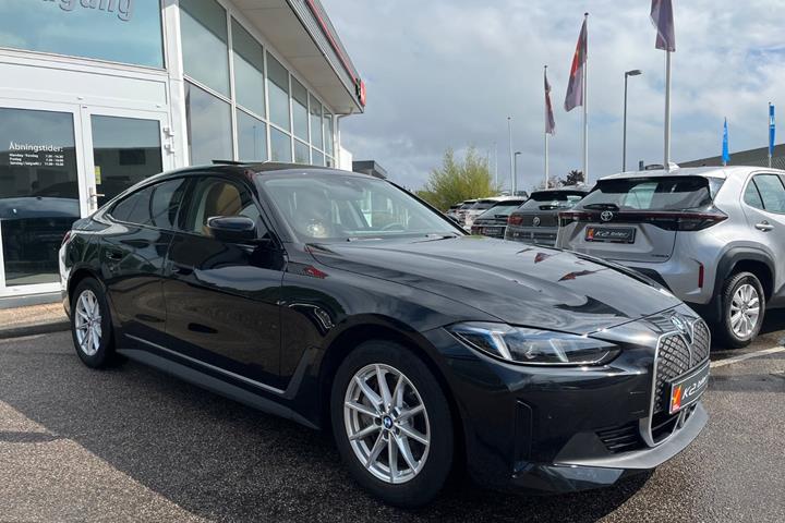 Sort BMW i4 fra 2025 set udefra