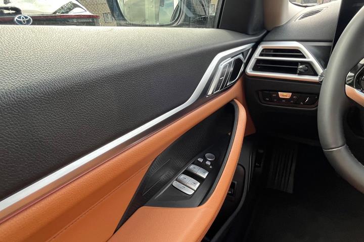 Sort BMW i4 fra 2025