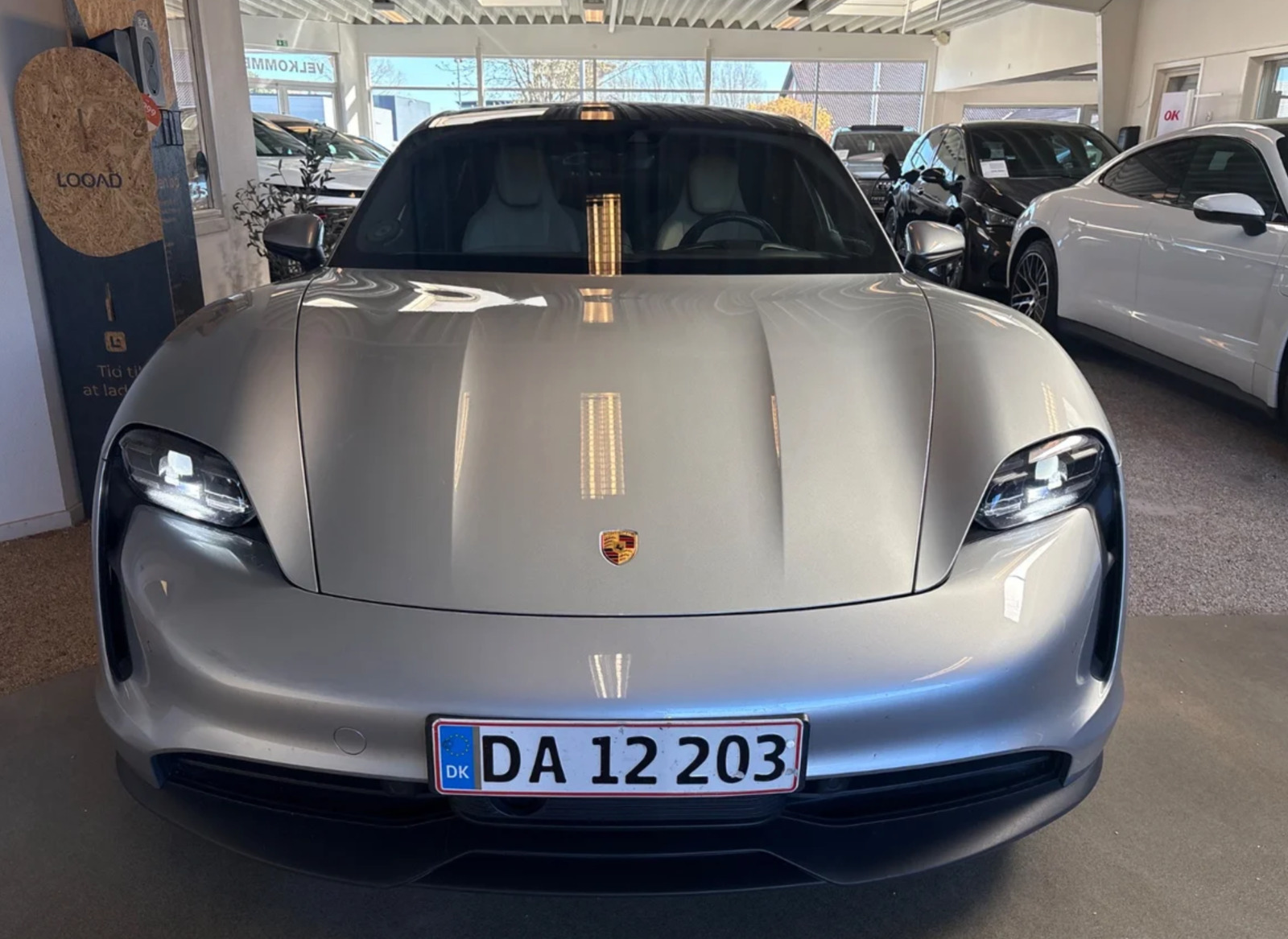 Sølv Porsche Taycan fra 2021