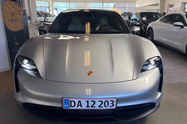 Sølv Porsche Taycan fra 2021