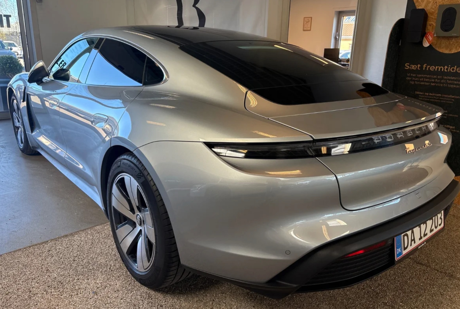 Sølv Porsche Taycan fra 2021
