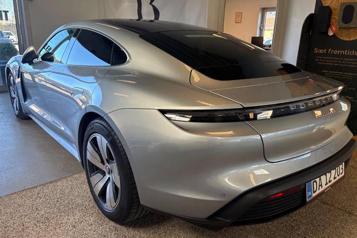 Sølv Porsche Taycan fra 2021