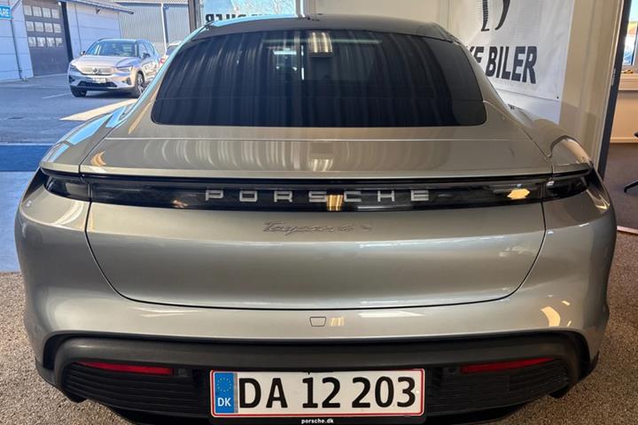 Sølv Porsche Taycan fra 2021