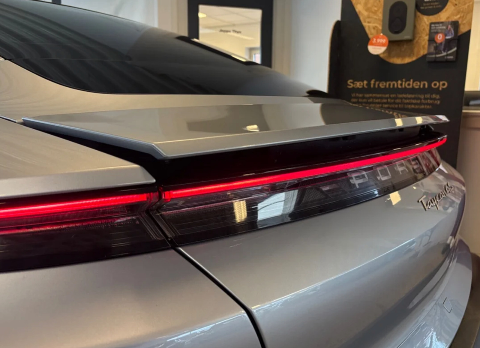 Sølv Porsche Taycan fra 2021