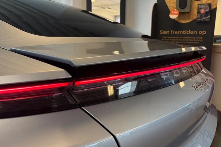 Sølv Porsche Taycan fra 2021