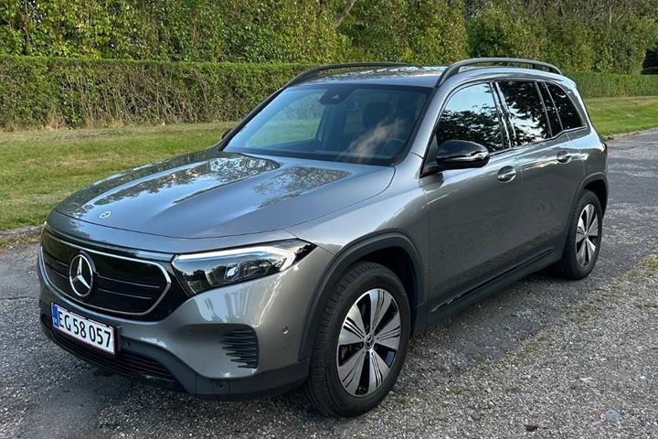 Grå Mercedes EQB250 fra 2023