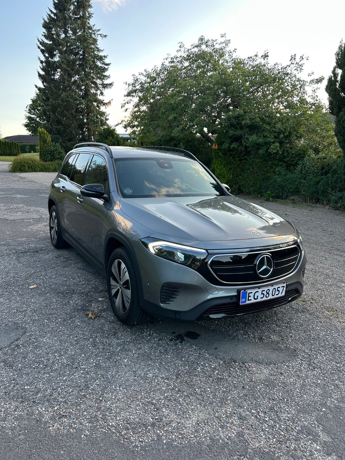Grå Mercedes EQB250 fra 2023