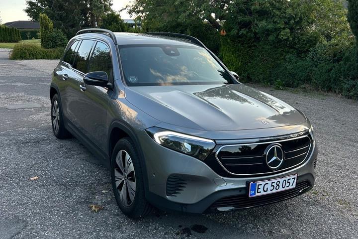 Grå Mercedes EQB250 fra 2023