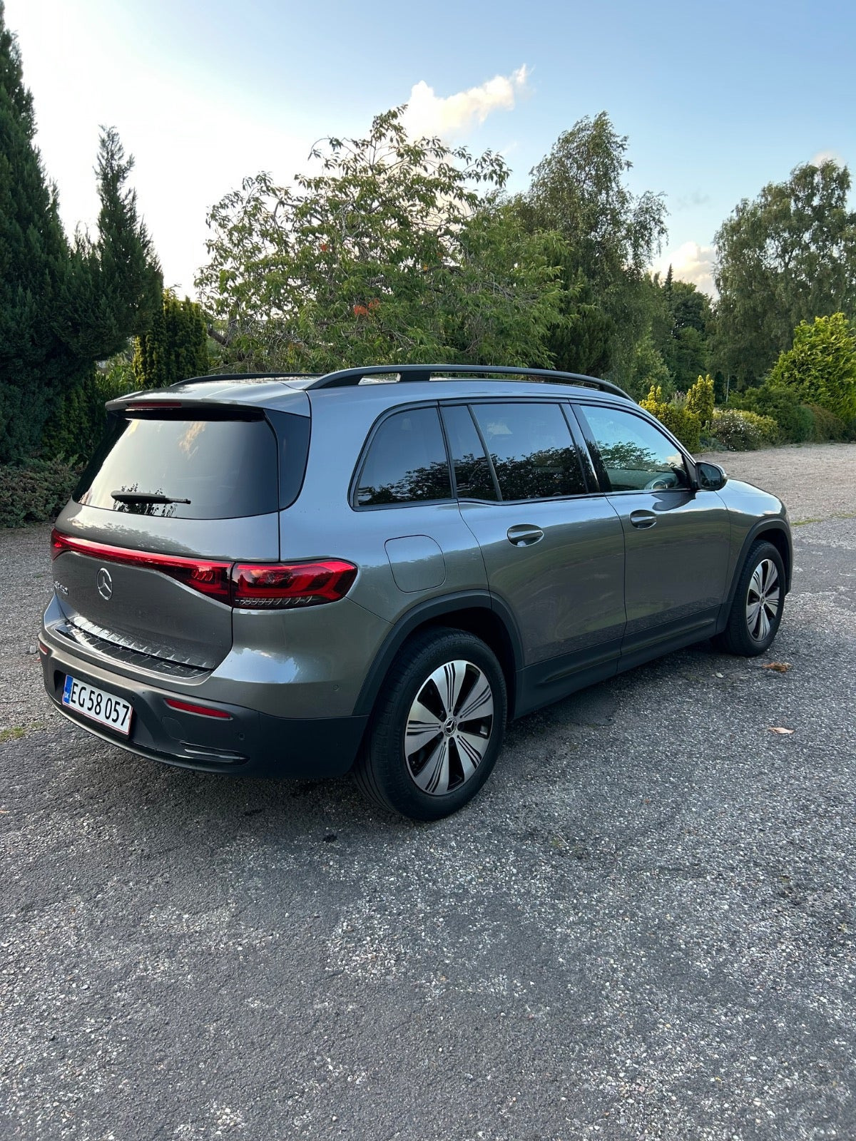 Grå Mercedes EQB250 fra 2023