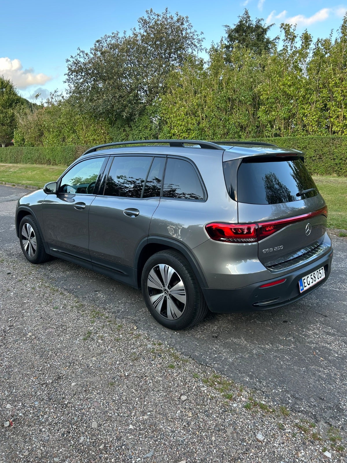 Grå Mercedes EQB250 fra 2023