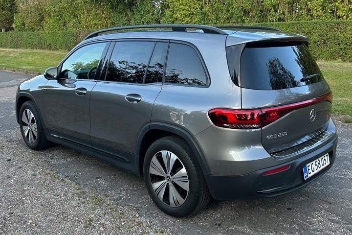 Grå Mercedes EQB250 fra 2023
