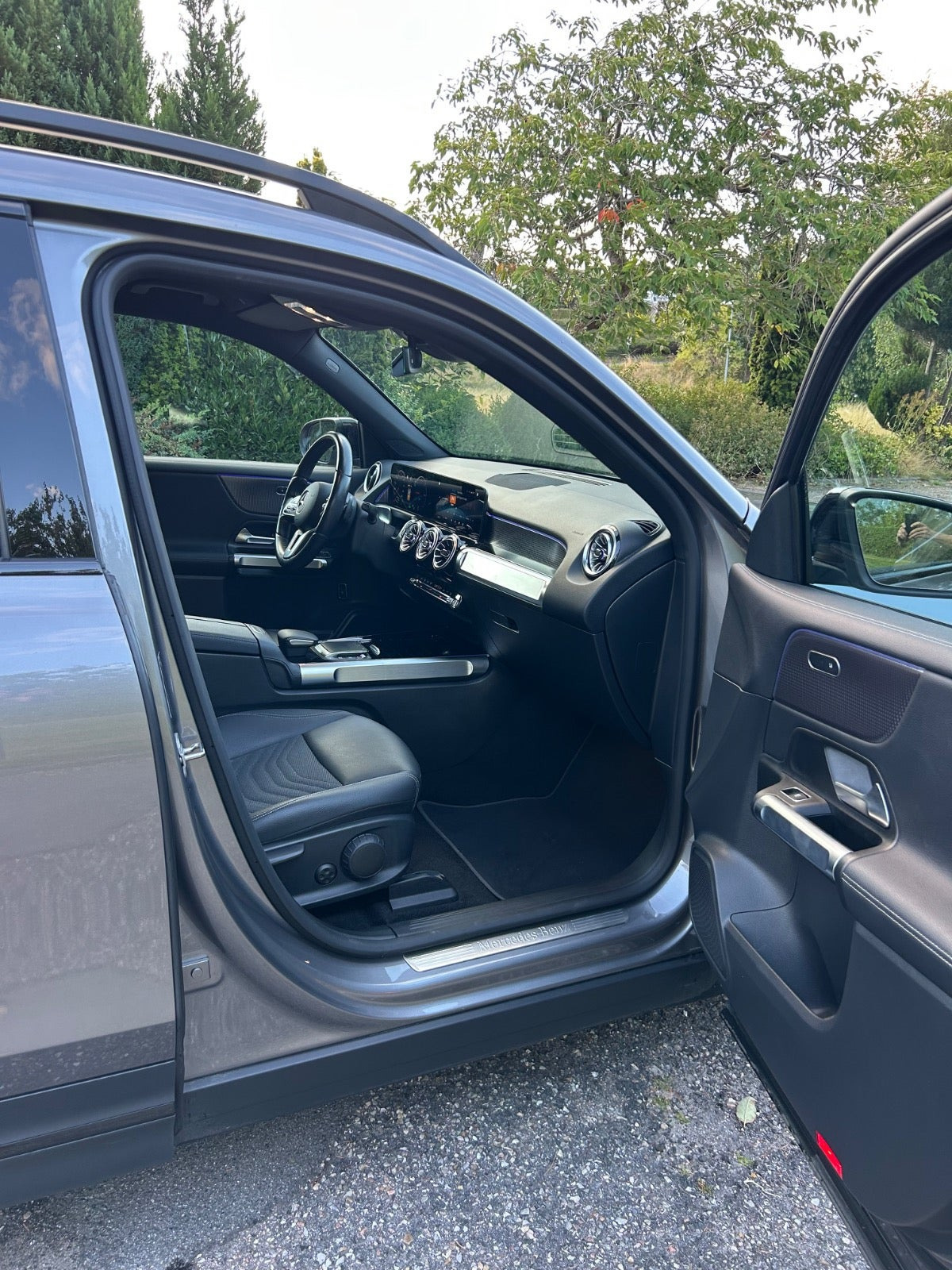 Grå Mercedes EQB250 fra 2023