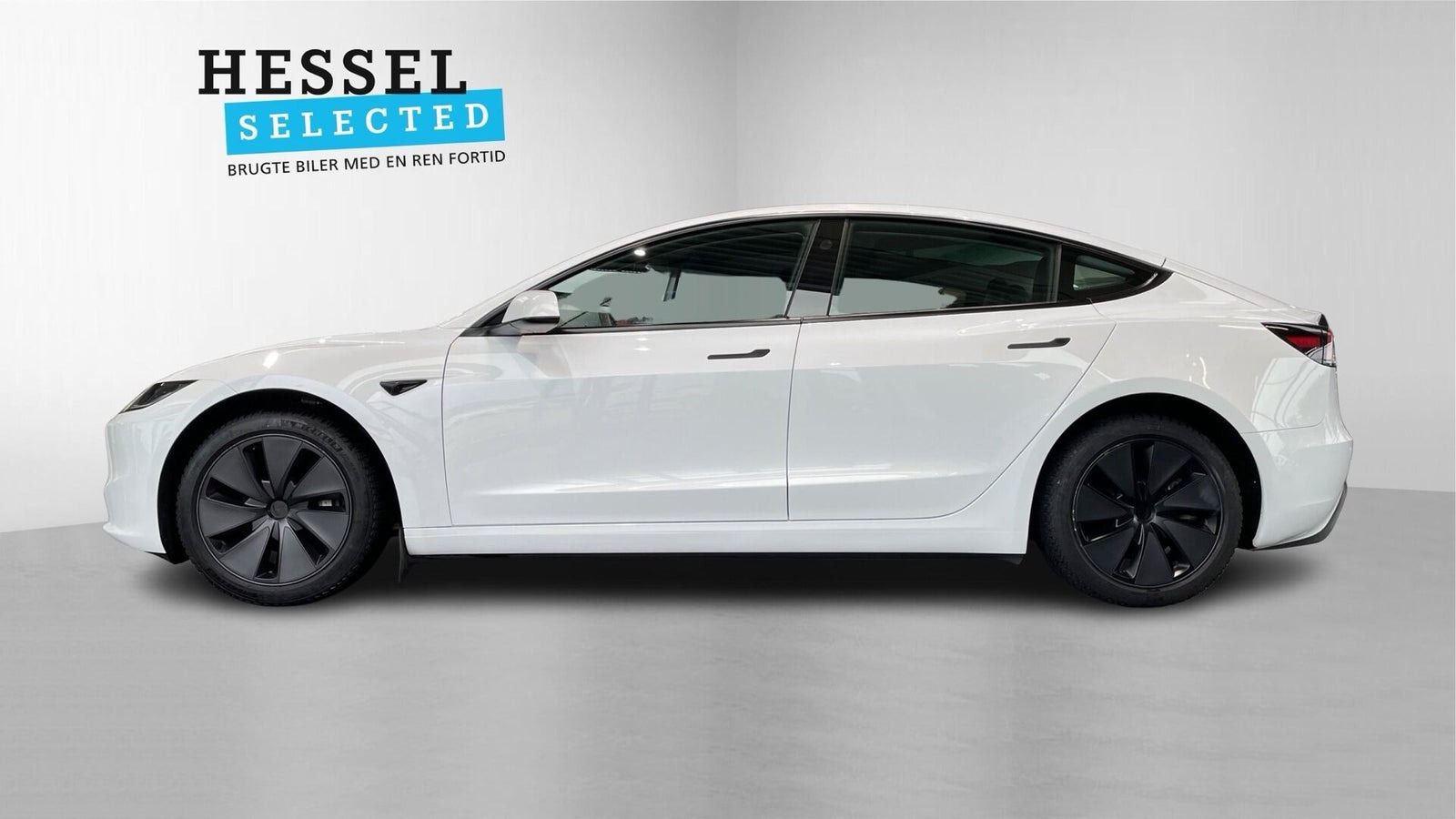 Hvid Tesla Model 3 fra 2024