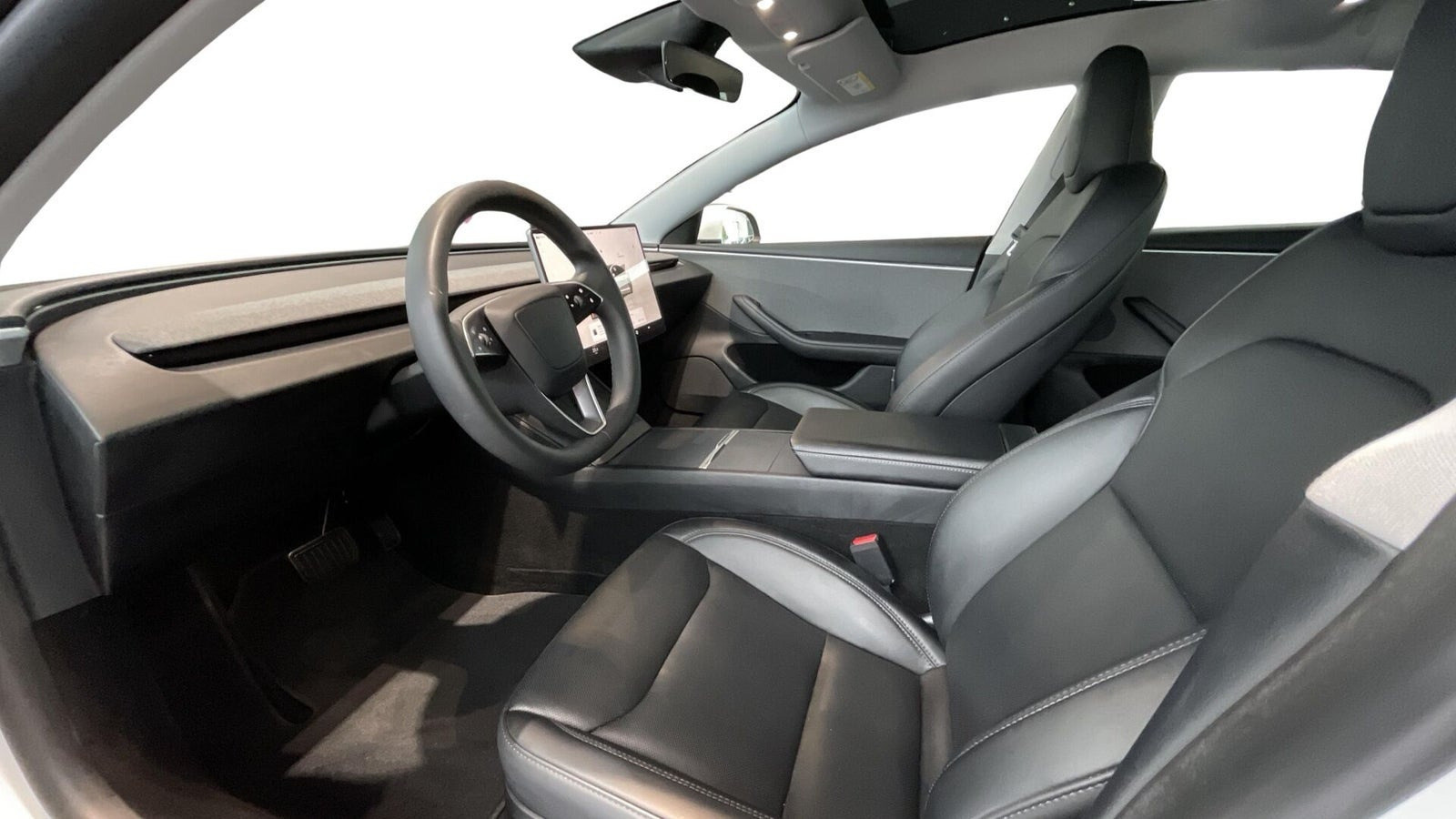 Hvid Tesla Model 3 fra 2024