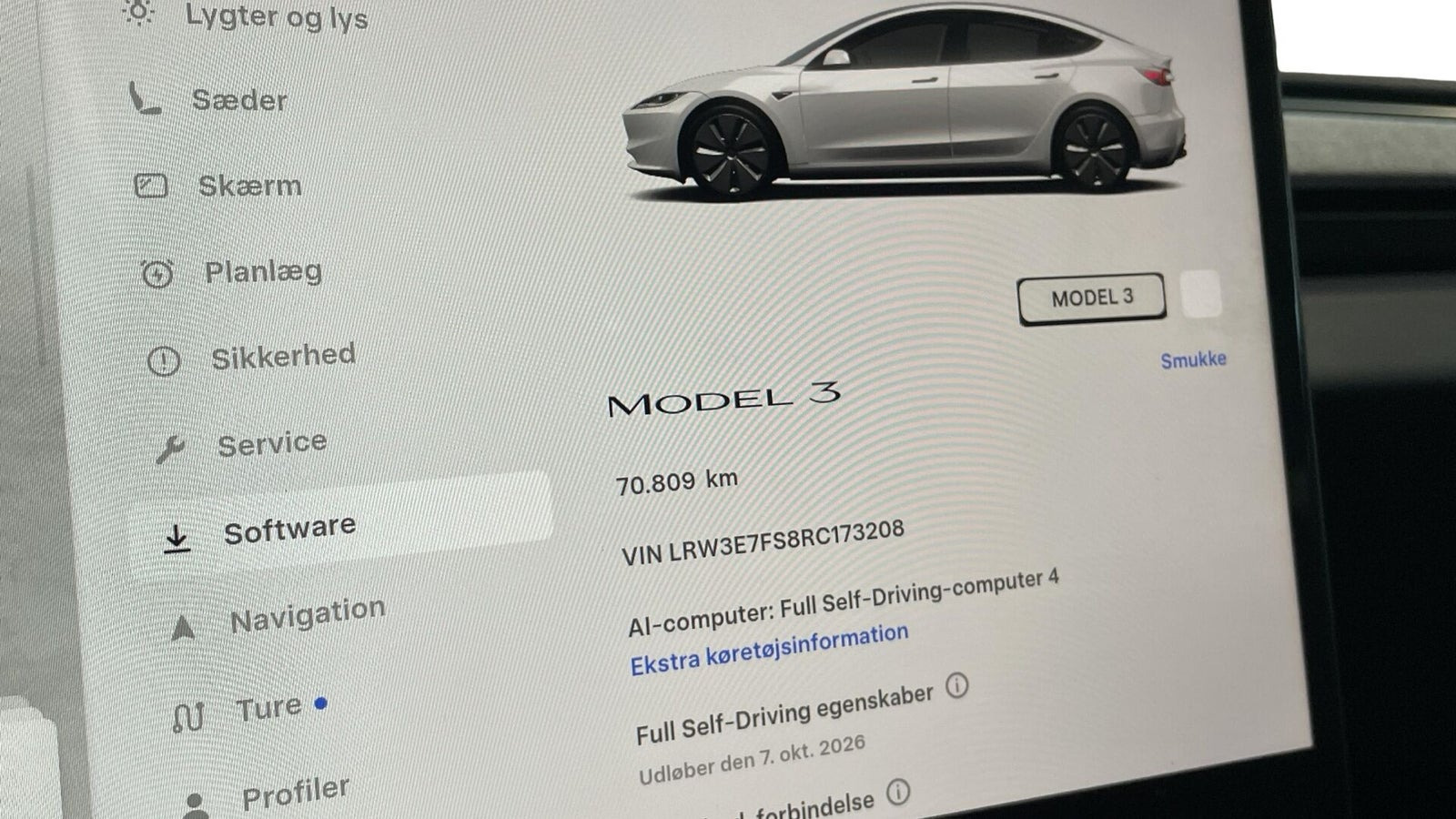 Hvid Tesla Model 3 fra 2024