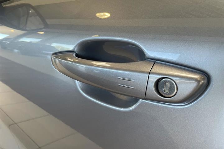 Sølv Opel Mokka-e fra 2023