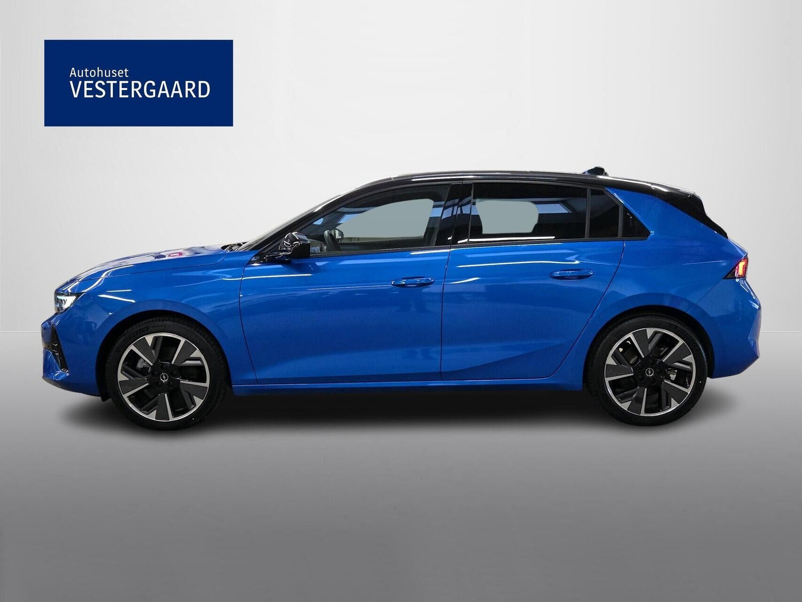 Blå Opel Astra-e fra 2024