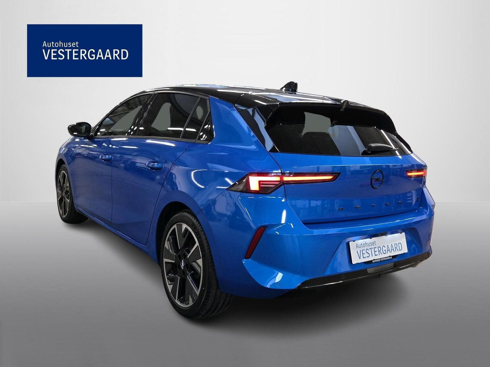 Blå Opel Astra-e fra 2024