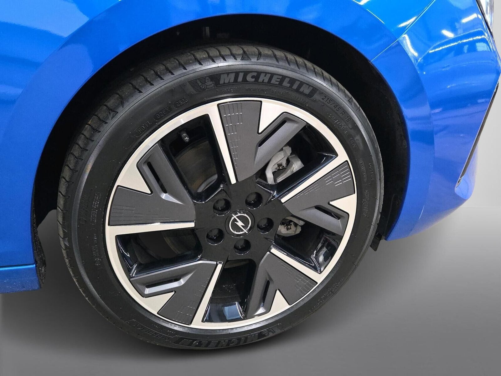 Blå Opel Astra-e fra 2024