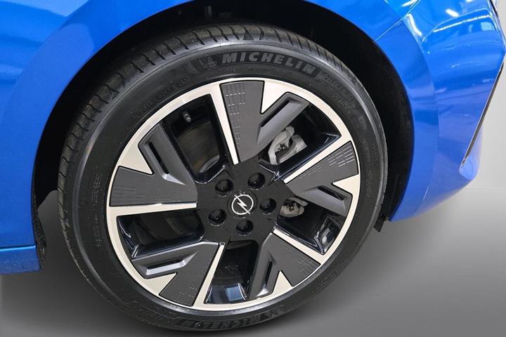 Blå Opel Astra-e fra 2024