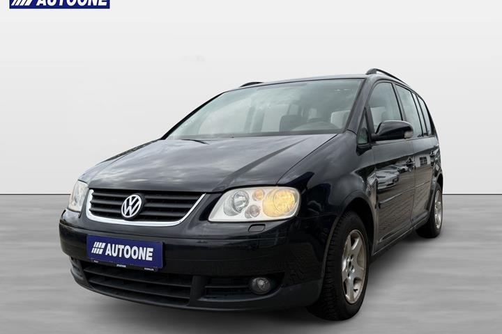 Sort VW Touran fra 2004 set udefra