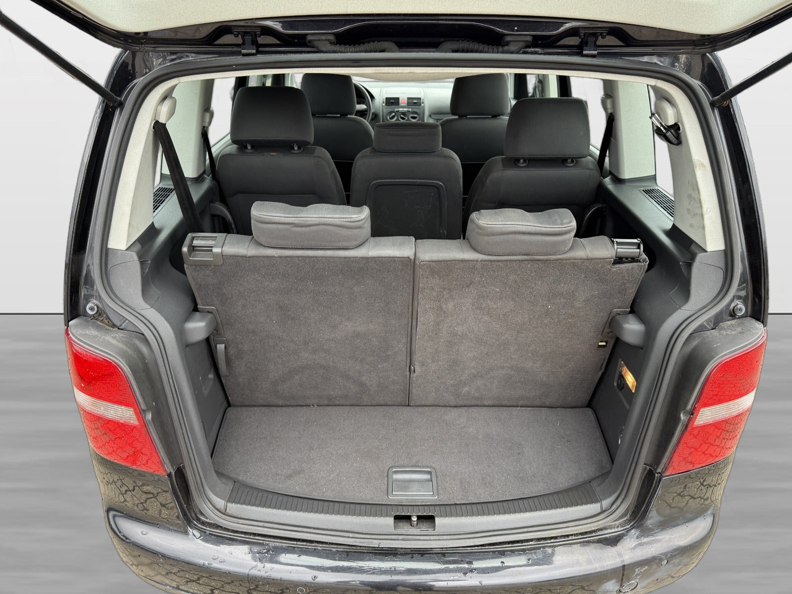 Sort VW Touran fra 2004