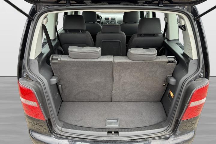 Sort VW Touran fra 2004