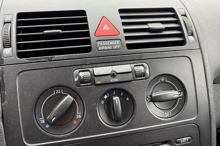Sort VW Touran fra 2004