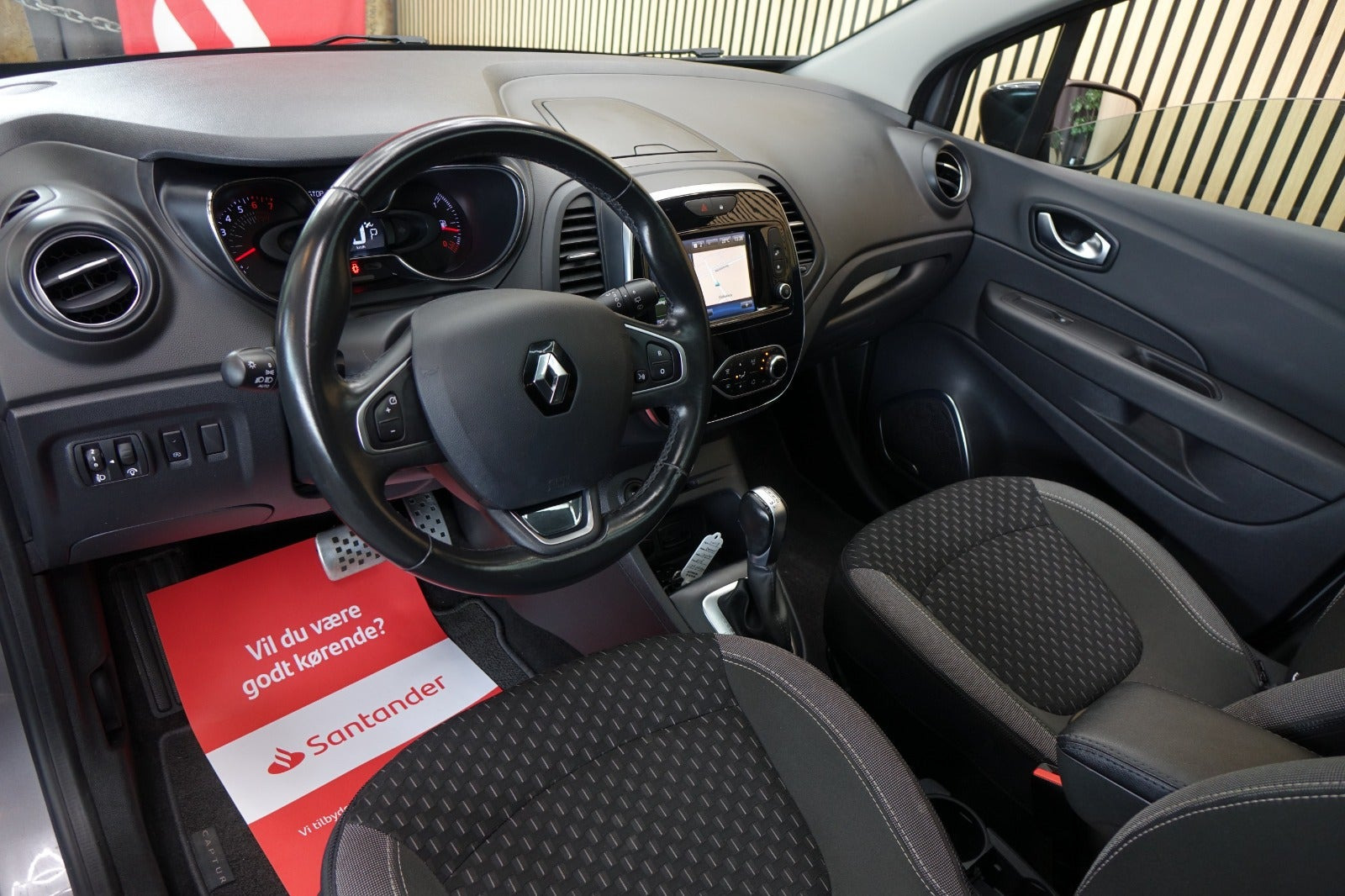 Grå Renault Captur fra 2018