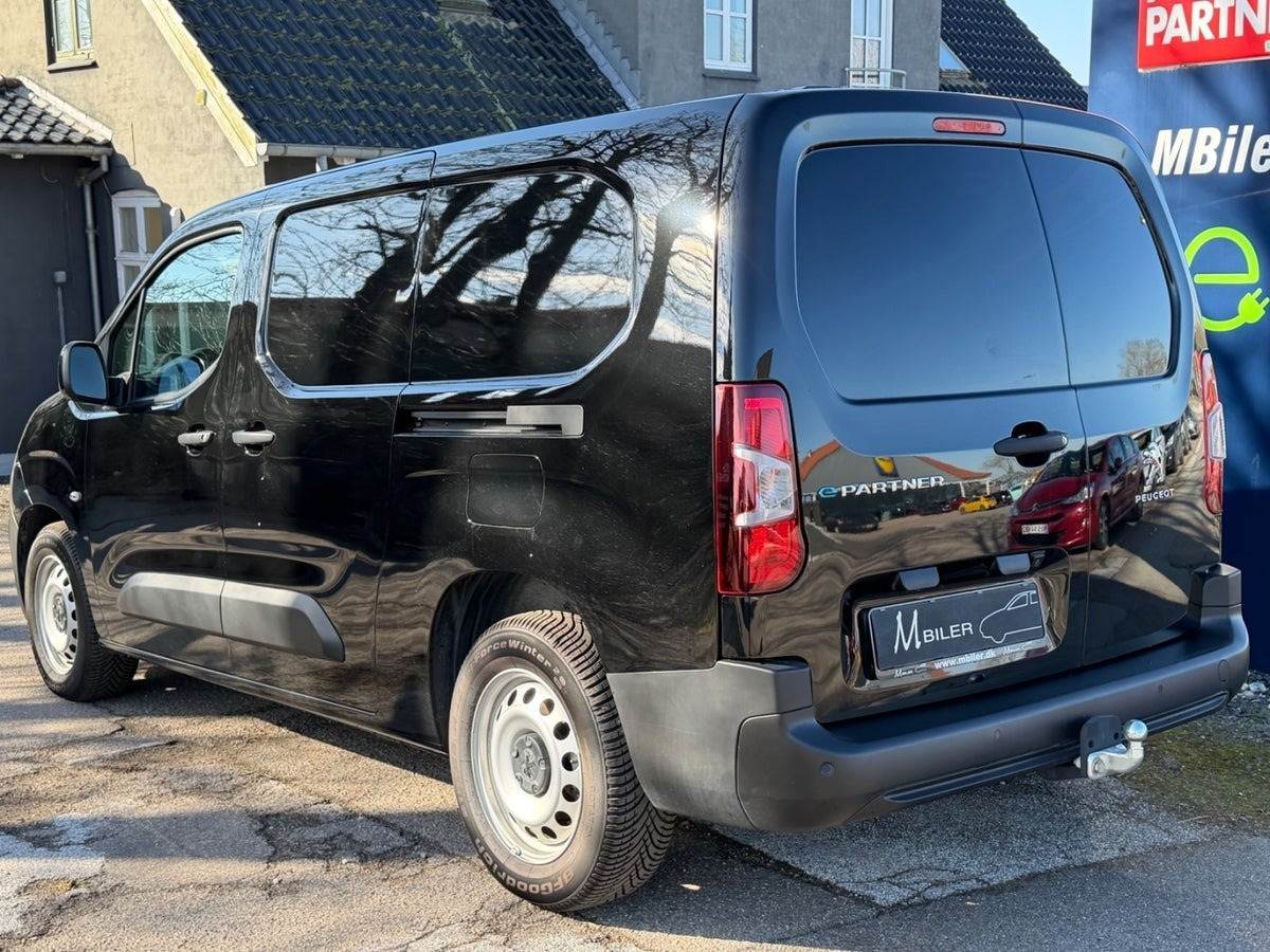 Sort Peugeot e-Partner fra 2023