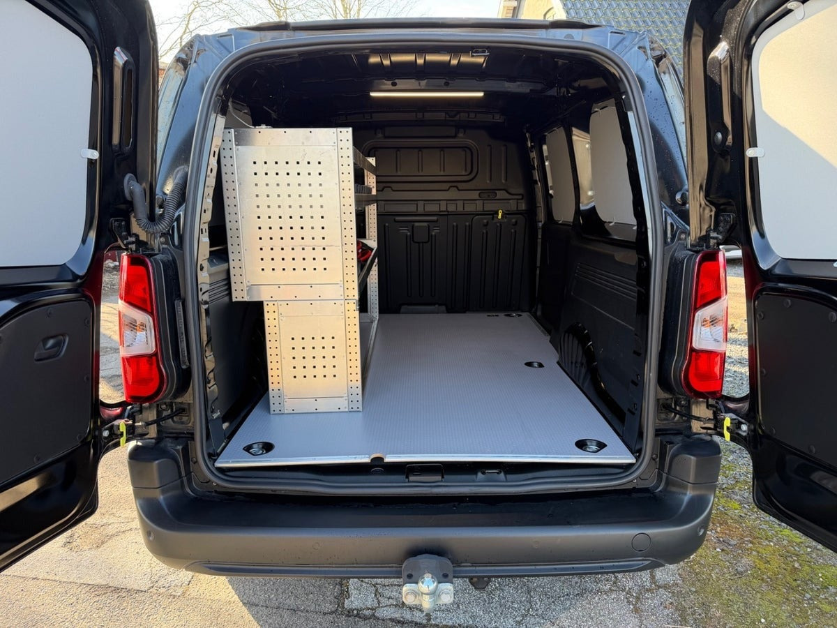 Sort Peugeot e-Partner fra 2023