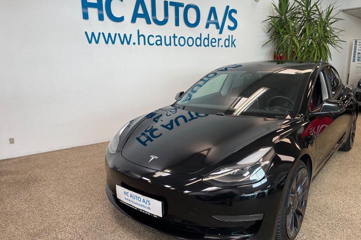Sort Tesla Model 3 fra 2021