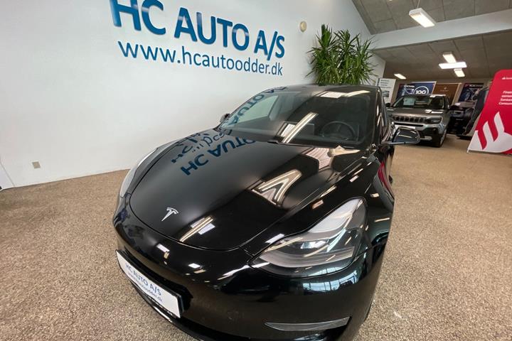 Sort Tesla Model 3 fra 2021