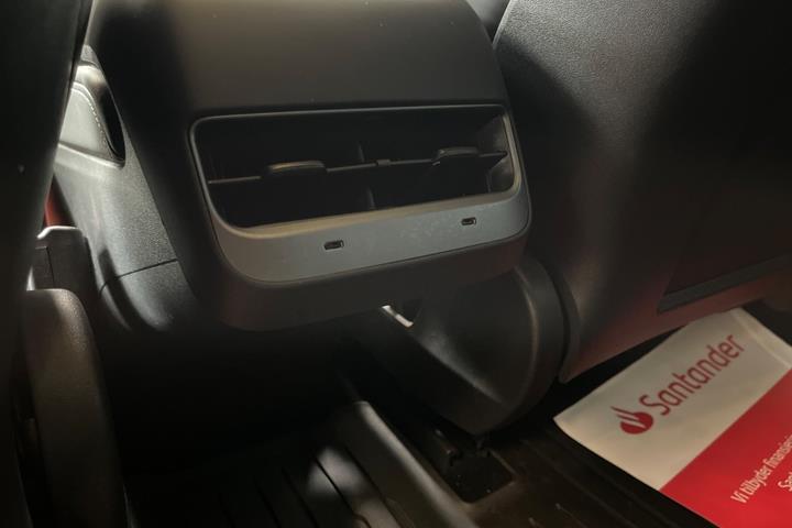 Sort Tesla Model 3 fra 2021